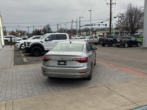 Used 2021 Volkswagen Jetta SE w/ SE Cold Weather Package image 5