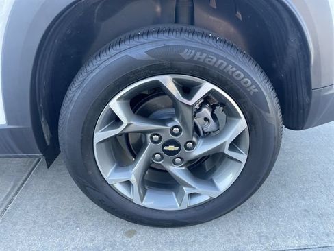 Used 2025 Chevrolet Trax LT FWD image 30