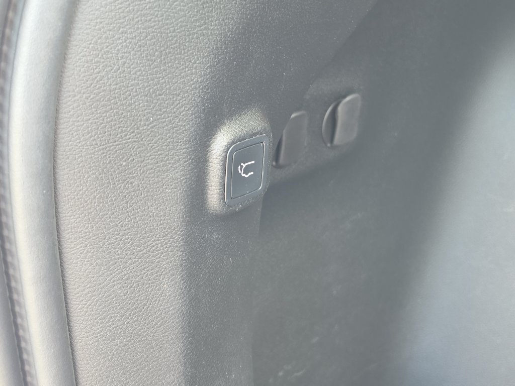 Used 2019 Jeep Cherokee Limited FWD image 10