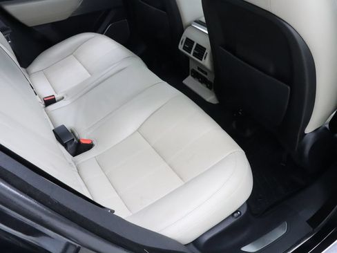 Used 2019 Land Rover Range Rover Velar R-Dynamic SE AWD/4WD image 32