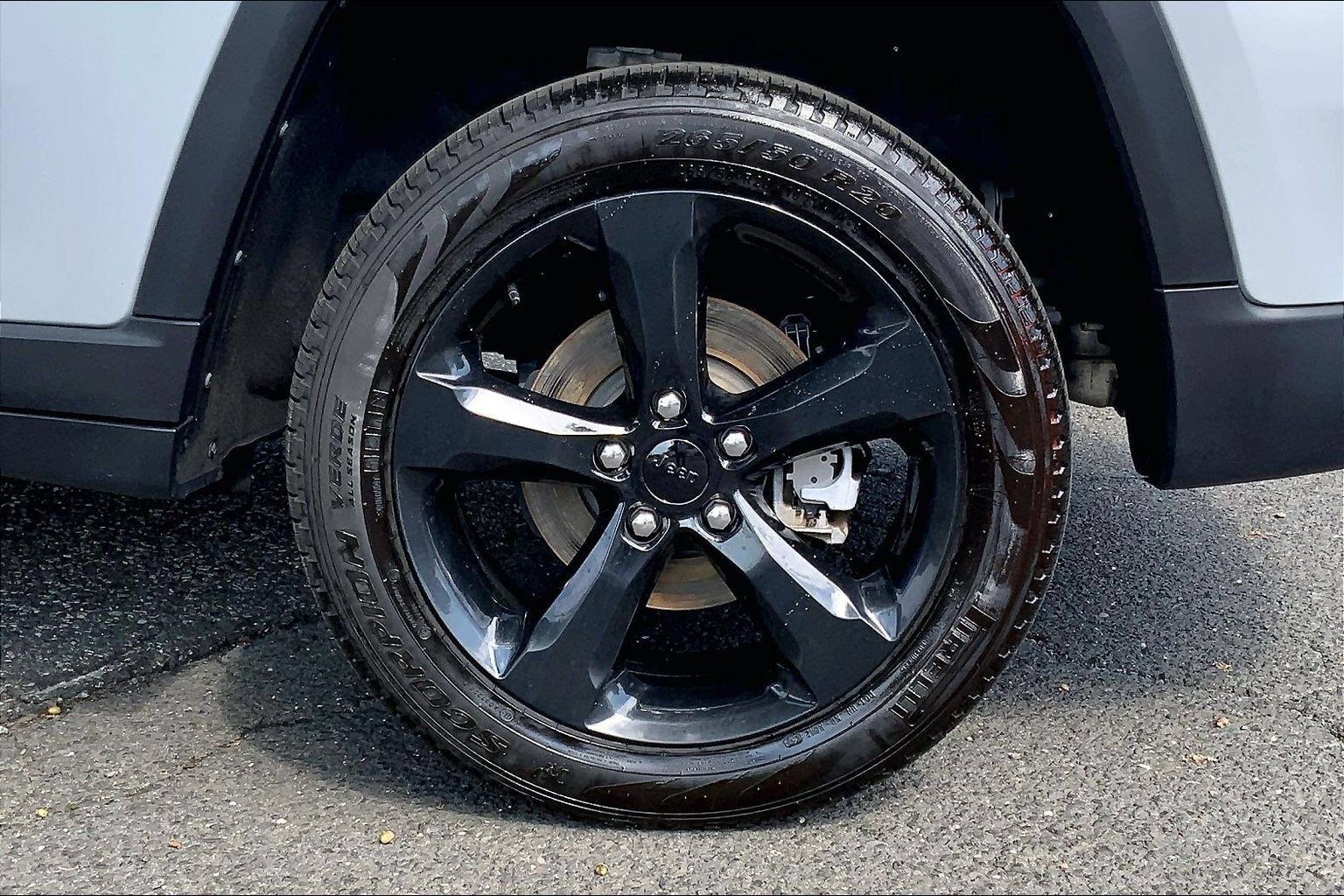 Certified 2025 Jeep Grand Cherokee Limited w/ Black Appearance Package AWD/4WD image 9