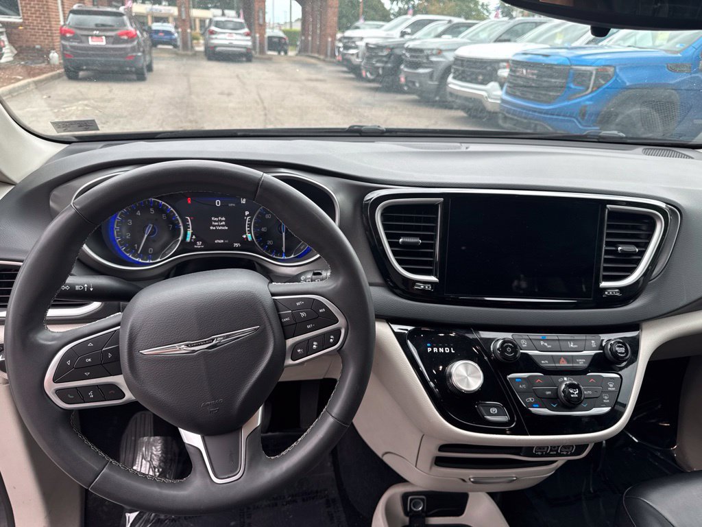 Used 2023 Chrysler Pacifica Touring-L FWD image 18