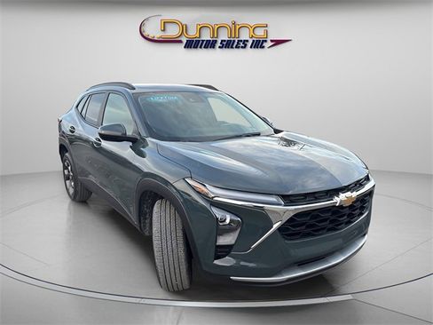 Used 2025 Chevrolet Trax LT w/ Driver Confidence Package image 4