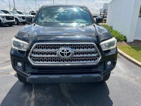Used 2017 Toyota Tacoma TRD Off-Road w/ Premium & Technology Package RWD image 10