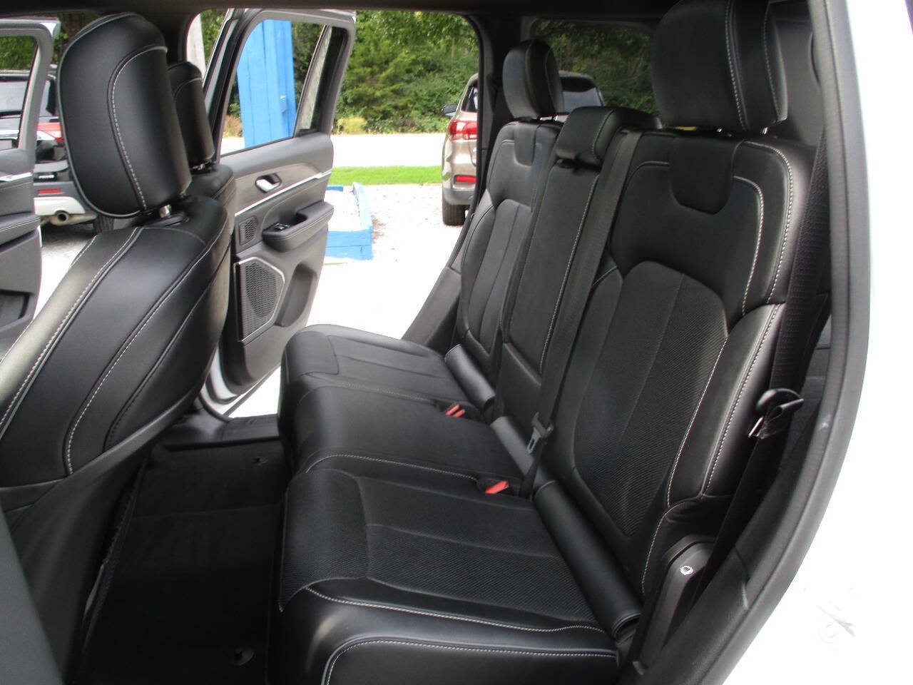 Used 2023 Jeep Grand Cherokee Overland AWD/4WD image 33