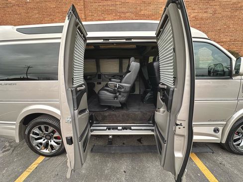 Used 2023 GMC Savana 2500 image 82