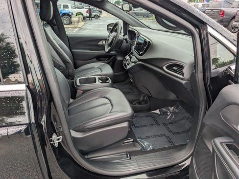 Used 2025 Chrysler Pacifica Select FWD image 10