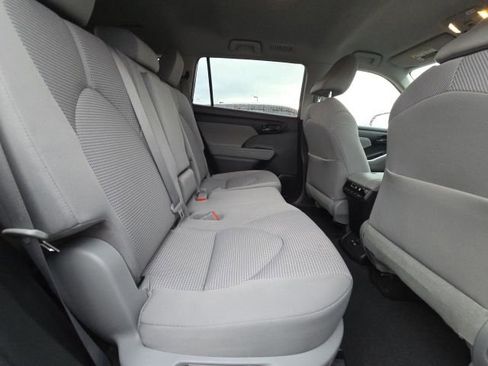 Used 2023 Toyota Highlander LE image 17
