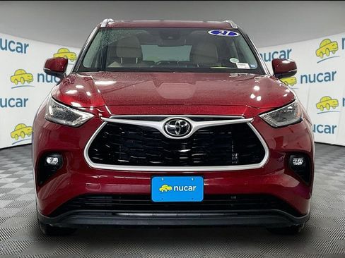 Used 2021 Toyota Highlander XLE AWD/4WD image 2