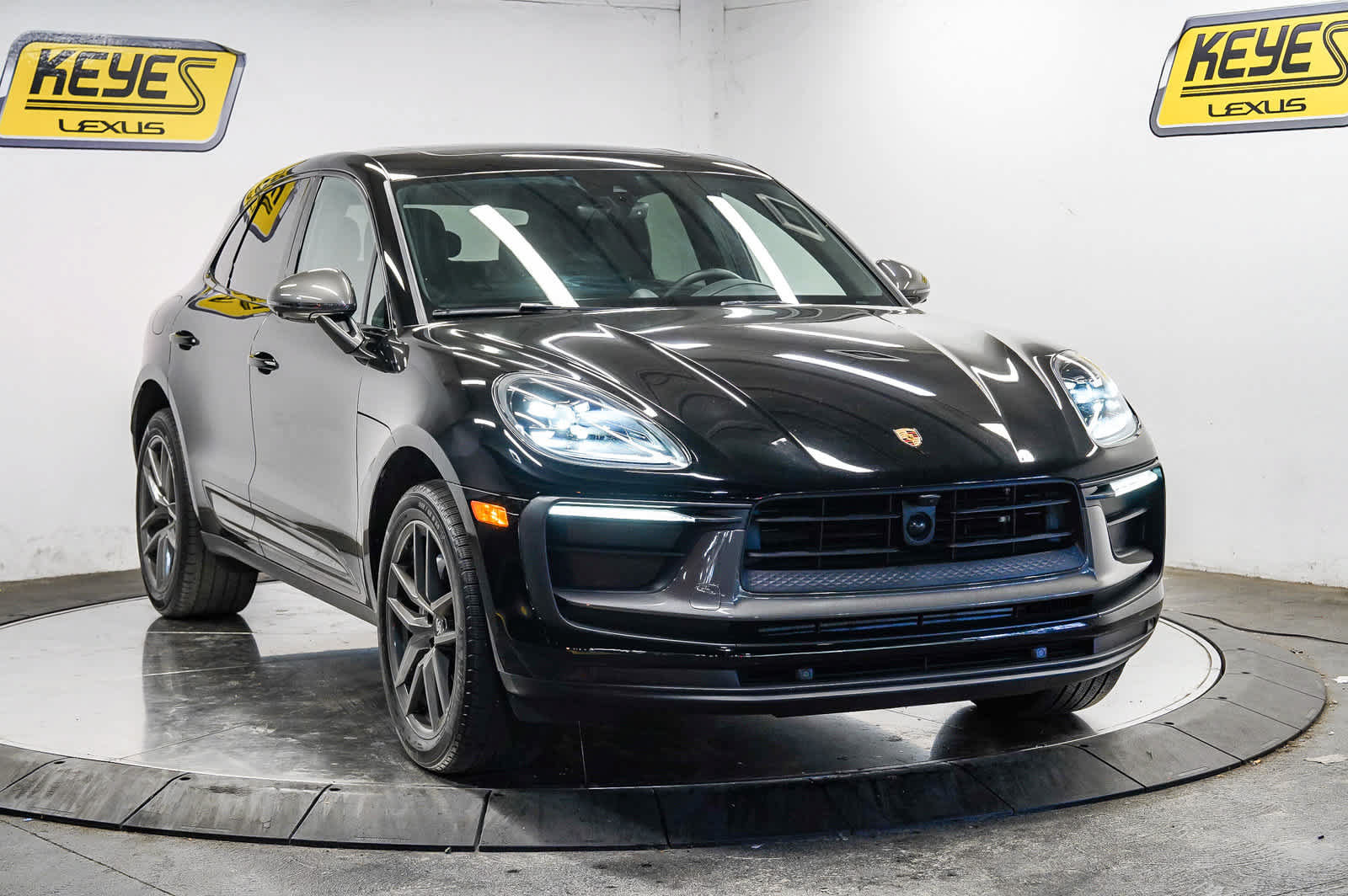 Used 2025 Porsche Macan Turbo AWD/4WD image 5