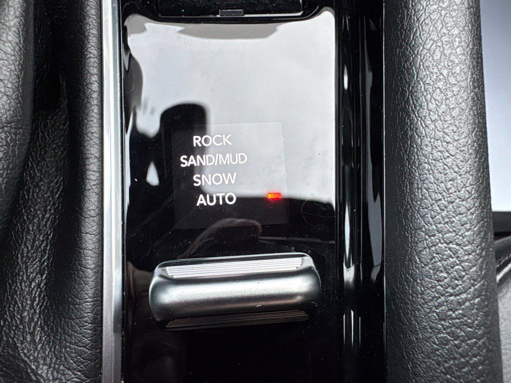 Used 2025 Jeep Compass Trailhawk w/ Trailhawk Convenience Group AWD/4WD image 33