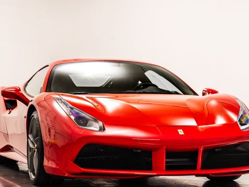 Used 2018 Ferrari 488 GTB RWD image 3