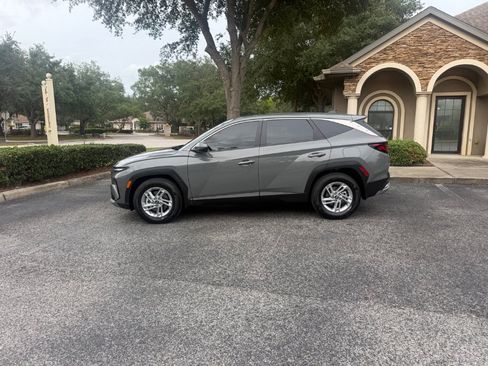 Used 2025 Hyundai Tucson SE FWD image 2