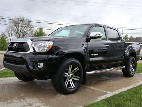 Used 2015 Toyota Tacoma 4x4 Double Cab w/ Limited Package image 6
