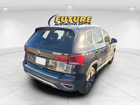 Used 2022 Volkswagen Taos SE w/ Panoramic Sunroof Package FWD image 3