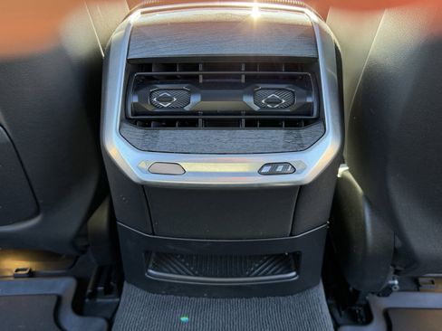 Used 2023 BMW 740i image 25