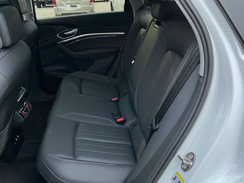 Used 2022 Audi e-tron Premium Plus w/ Premium Plus Package image 28