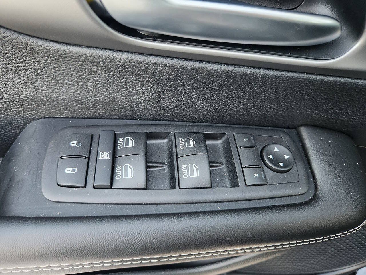 Used 2027 Chrysler Pacifica Select FWD image 11