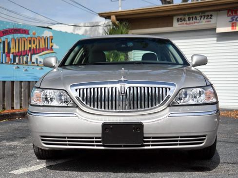Used 2008 Lincoln Town Car Signature Limited image 5