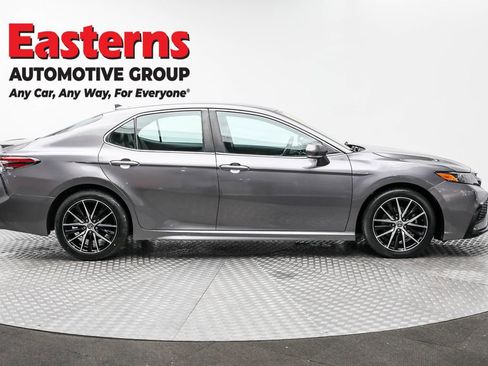 Used 2022 Toyota Camry SE image 4