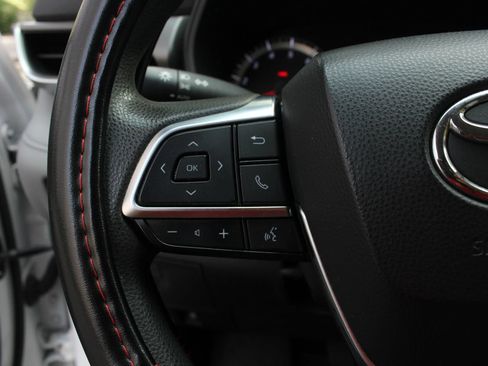 Used 2020 Toyota Highlander L AWD/4WD image 29