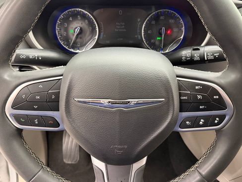 Used 2024 Chrysler Pacifica Touring-L FWD image 9