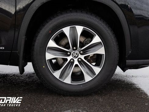 Used 2023 Toyota Highlander XLE image 9