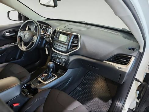 Used 2016 Jeep Cherokee Latitude w/ Cold Weather Group FWD image 21