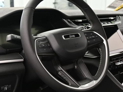 Used 2025 Jeep Grand Cherokee Altitude image 14