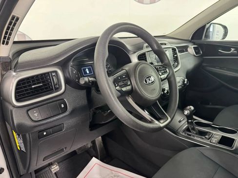 Used 2018 Kia Sorento L image 10