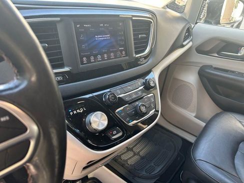 Used 2020 Chrysler Pacifica Touring-L w/ Tire & Wheel Group image 11