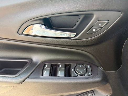 Used 2018 Chevrolet Equinox Premier FWD image 12