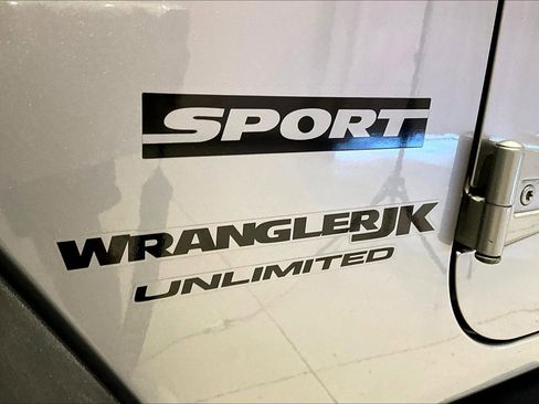 Used 2018 Jeep Wrangler Unlimited Sport w/ Connectivity Group AWD/4WD image 23