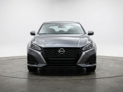 Used 2025 Nissan Altima 2.5 SV image 2