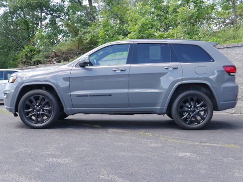Used 2022 Jeep Grand Cherokee Laredo X AWD/4WD image 3