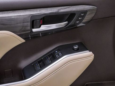 Used 2020 Toyota Highlander Limited FWD image 26
