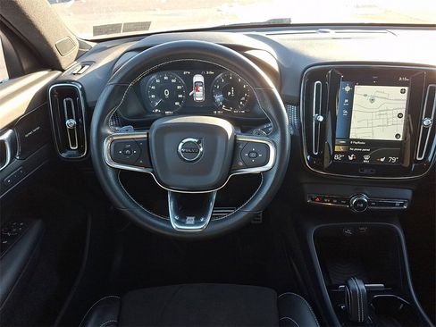 Used 2019 Volvo XC40 T5 R-Design image 11