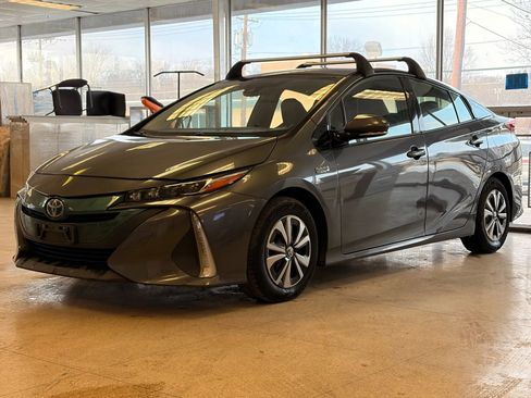 Used 2017 Toyota Prius Prime Premium image 3