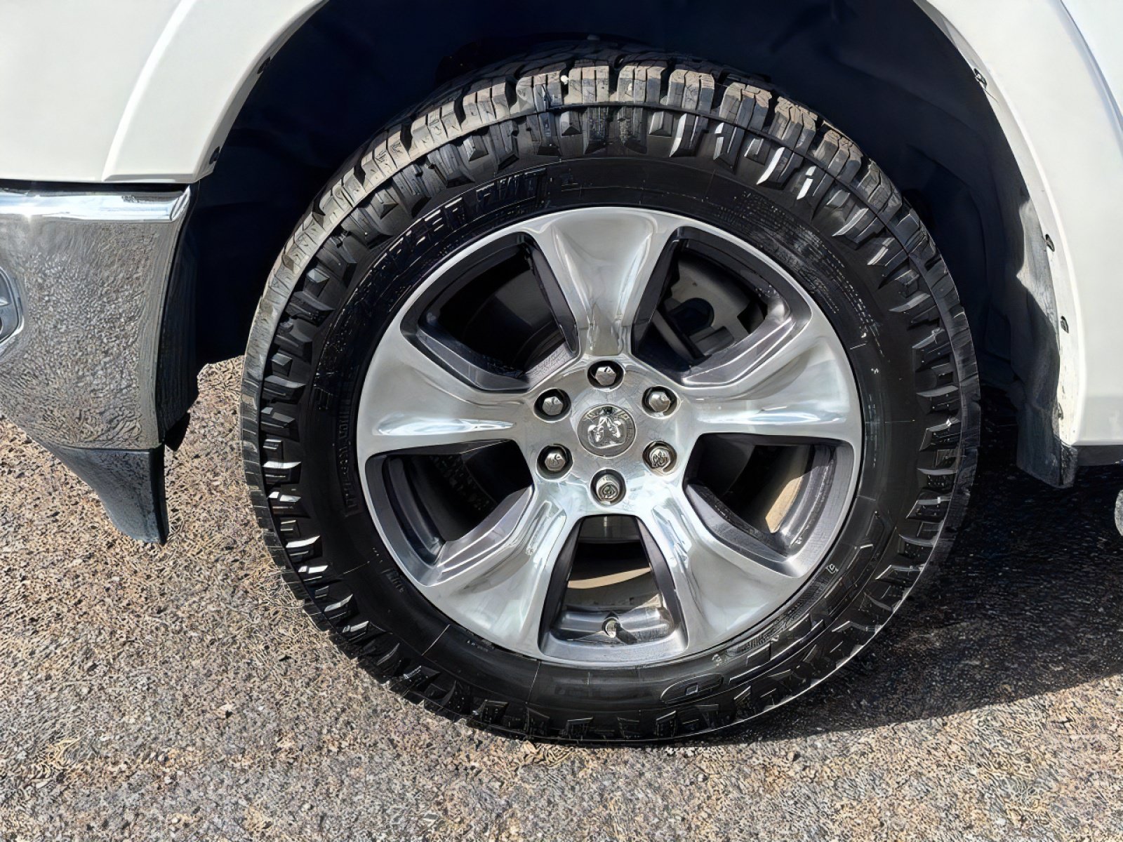 Used 2019 RAM 1500 Laramie AWD/4WD image 10