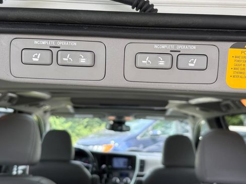 Used 2018 Toyota Sienna Limited Premium FWD image 20