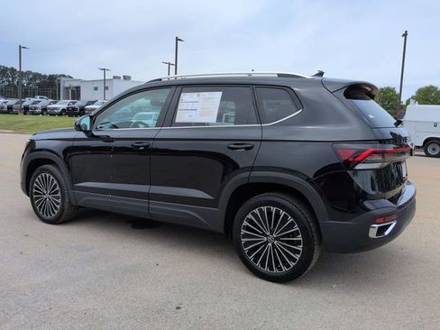 Used 2025 Volkswagen Taos SE FWD image 7