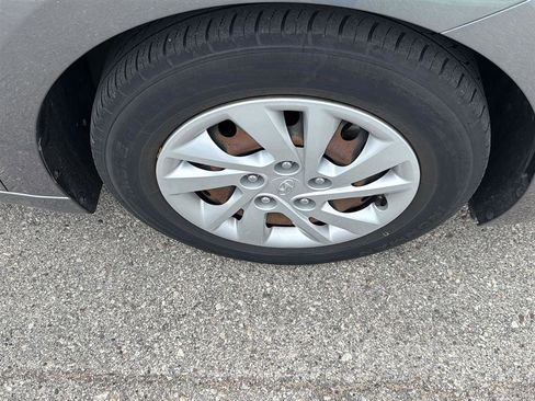 Used 2020 Hyundai Elantra SE w/ Cargo Package (C1) FWD image 2