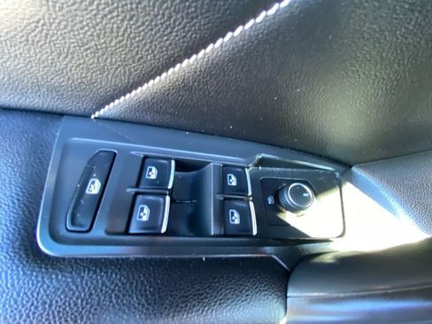 Used 2022 Volkswagen Tiguan SE image 19