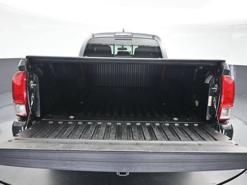 Used 2017 Toyota Tacoma TRD Off-Road w/ Premium & Technology Package AWD/4WD image 46