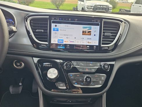 New 2026 Chrysler Pacifica Limited w/ Uconnect Theater Family Group image 19