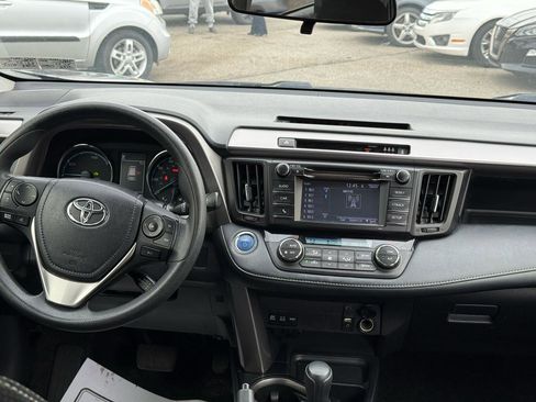 Used 2018 Toyota RAV4 LE image 12