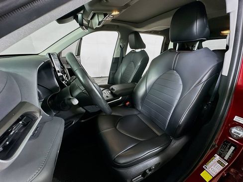 Used 2021 Toyota Highlander XLE FWD image 16
