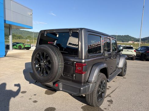 Used 2025 Jeep Wrangler Unlimited Sahara AWD/4WD image 4