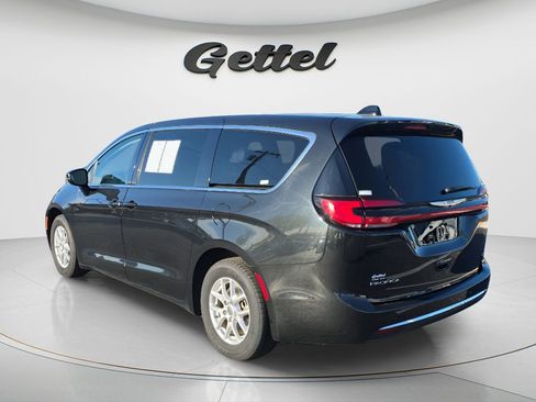 Used 2023 Chrysler Pacifica Touring-L FWD image 7