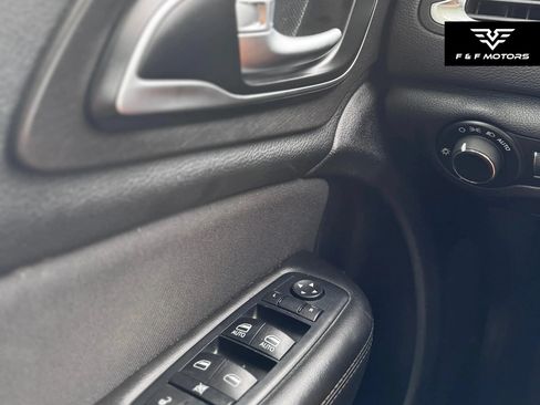 Used 2015 Chrysler 200 Limited FWD image 17